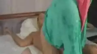 فتاة العربية الصغيرة تسقط رأسها للحصول على بعض الجنس الشرجي من صديقها