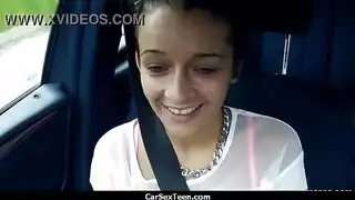 فتاة شابة تلعب كس والحمار في الجزء 5 السيارة.