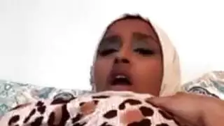 لبوه اوى سمرا وهايجه من اسوان كسها مولع بتريحه بطريقتها