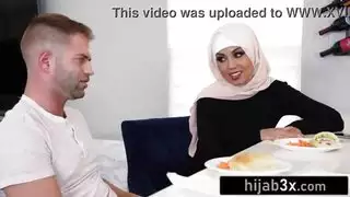 الملاعين الجمال المسلمين الصغير مع الحفاظ على حجابها