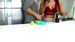 جوليا كاريوكا دي ماما نويل خامدة شقيقها في تركيا في عيد الميلاد مع الكثير من اللعاب والجمل المنقوع