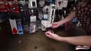 الينا انجل عاقبت الموظف من طيزه