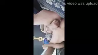 الفاسقة العربية المسلمة الساخنة في نقاب تتدفق بوسها المتدفق على كاميرا الويب
