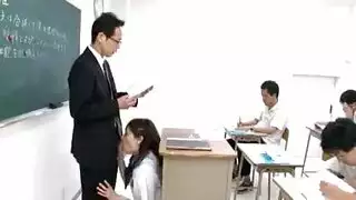 تلميذة جاف يعاقبها المعلم