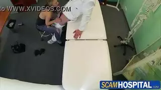 امرأة سمراء الساخنة الفرخ يحصل لها الأحمق مارس الجنس من قبل الديك ضخمة.