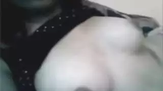 فتاة عربية تظهر جسدها المذهل وتلعب على كام