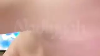 الفرخ العربي عاريا تماما ومضايقة مع ثديها الطبيعي الكبير وجمل مشعر الضيق