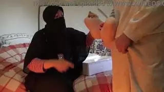الزوجة المغربية العربية في الناظور توضح لابن الزوج كيفية ممارسة الجنس مع دمية جنسية مثيرة