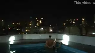 لم يكن الماء كافياً لإخماد النار ، لذلك مارسنا الجنس في المسبح (المرة الأولى لي في بركة)