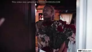 هذه المرأة البريئة خجولة وسيئة للغاية
