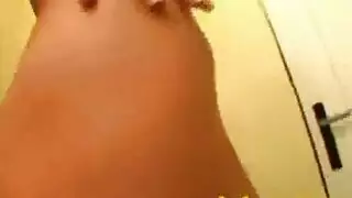 رجل امرأة سمراء يتجرد من تصوير الفيديو لأول مرة