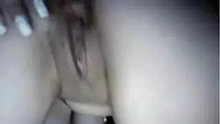 مفلس عربي مع الثدي المترهل يلعب على كاميرا الويب