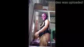 هي عاهرة المنزل !! الخطتي تغويني بقناع مثير والرقص العربي في أسلوب توبلز إباحية محلية الصنع الحقيقية من امرأة سمراء ساخنة