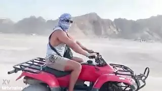 حاليا في إجازة في مصر، هذا فيديو لي وأنا أركب الدراجات الرباعية عبر الصحراء؟؟