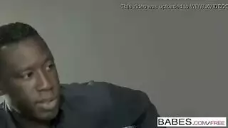 الأطفال السود يمتصون ديكس ويحصلون على مارس الجنس أمام الكاميرا ، على الأريكة
