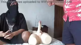 زوجة تركية مسلمة تصدم عندما يعلمها القواد كيفية ممارسة الجنس !!!