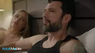 بنت تذهب إلى سرير زوج أمها وتطلب منه فرك كسها - سكس مترجم