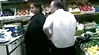 سكس عربي نار من رجل كبير في السن ينيك داخل المحل