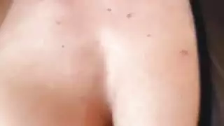 يجد رجل الأعمال المتعب راحة مع زوجة مفلس في الملابس الداخلية