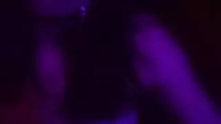 مربوطة في غرفة الظلام مع هزاز ليل