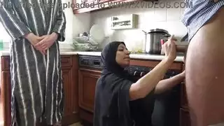 زوج الديوث يشاهد زوجته العربية تمارس الجنس مع ديك كبير