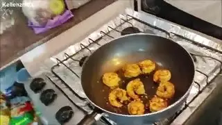 تناول الروبيان أكمل على اللون الأحمر