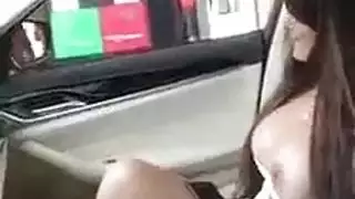 فتاة سورية تعرض مفاتنها داخل سيارة