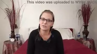 يلقي الهواة اليائسين بيرل ستيفي كاما سوترا لانا التي يمتد إلى الهراءات الصغيرة الممتدة وظهر الظهر
