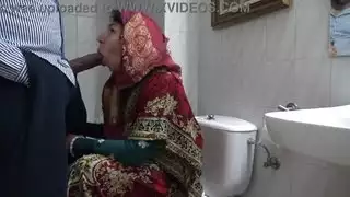 تلتقي زوجة مسلمة تركية قرنية مع مهاجر أسود في مرحاض عام