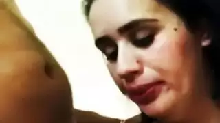 في سن المراهقة المغربية وقحة شرموطة تمتص الديك لعميل المسنين