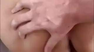 جوز صاحبتى طول ما انا قاعدة ماسك فى زبره و عينيه على طيزى مسكتش غير لما قفش ف بزازى و خلانى امصله و غرق كسى لبن