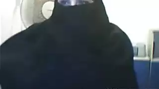المرأة التركية تظهر أثداءها الكبيرة