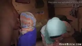 الزوجين العربي في المنزل العملية الهرة!