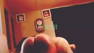 يعاقب المراهق العربي ويضرب لكونه فتاة سيئة داخل الغرفة الحمراء