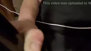 علق مسمار في الأسود يصبح غريبًا مع مؤخرته وهزازه