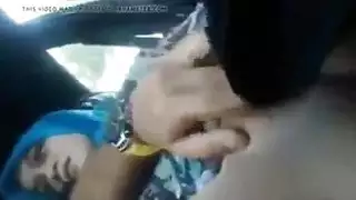 المعلم بالإصبع كس في السيارة