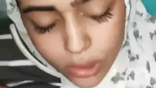 شابة مسلمة وقحة الحصول على نائب الرئيس في جميع أنحاء وجهها بعد أن تمتص الديك