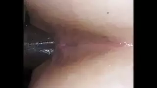 الديك الأسود يمتلك كس آسيوي ضيق