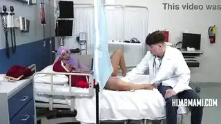 حرام طبيب أبيض يلقح زوجة عربية أثناء فحص الخصوبة |