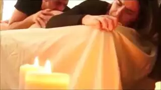 زوجان أبيضان يدعوان شخصًا عربيًا غريبًا