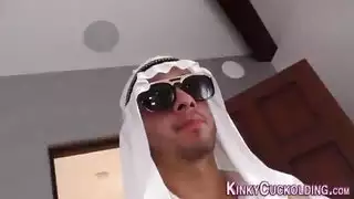 الزوجة العربية تمتص قضيب الأسود