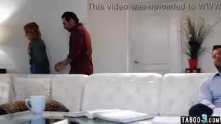تشارك زوجة الأب ريدهيد في سن المراهقة مادي كولينز الضيق مع الأخصائي الاجتماعي في لعب الأدوار المحرمات