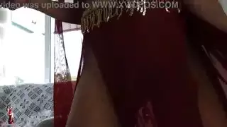 فتاة عربية تريد يديها في مؤخرتها