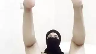 خجولة فتاة عربية الحجاب في النقاب يستمني ويفرك بوسها العصير