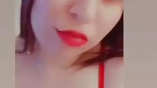 قحبة عربية تغني و تقول احب مين يمصلي طيزي نااار