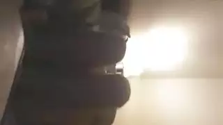 الأميرة العربية تركب شقيقها إلى
