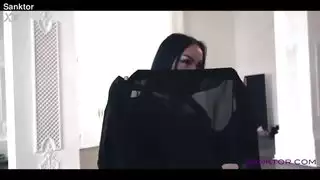 الفتاة العربية ترقص التعري