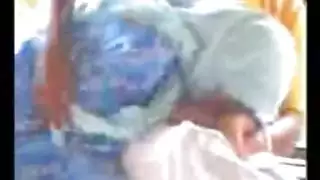 بنت محجبة بلوجوب في الطبيعة