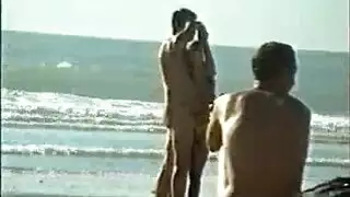 ابو قضيب طويل جدا و هو في شاطئ البحر عاري مع الفتيات