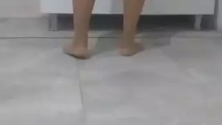 حجاب امرأة تركية تكشف سكرتيرتها أثناء غسل الأطباق